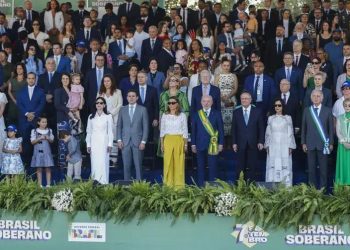 Lula e ministros acompanham desfile em Brasília