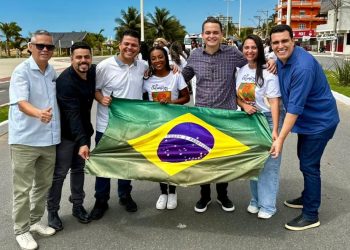 Pazolini e Erck Musso visitam Marataízes e Itapemirim e recebem o abraço da população