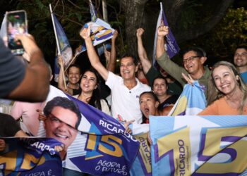 Governador Ricardo sobe 11 pontos, chega a 45% nos votos válidos e clima de virada anima militância